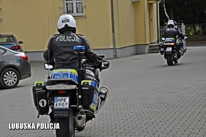 Policyjni motocykliści wyjeżdżają z terenu komendy.