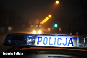 Światła błyskowe na policyjnym radiowozie - zdjęcie zrobiono w nocy.