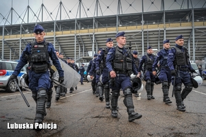 policjanci idą przed stadionem