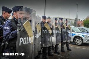 policyjne oddziały ćwiczą na terenie stadionu