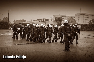 policyjne oddziały ćwiczą na terenie stadionu