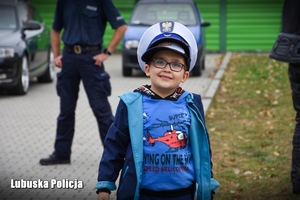 Chłopiec w policyjnej czapce