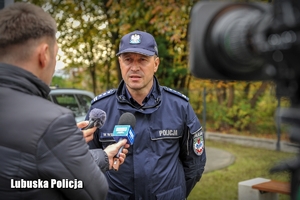 policjant rozmawia z dziennikarzem