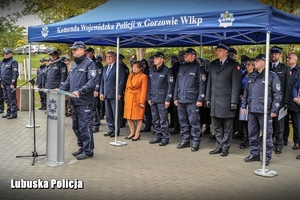 policjanci i uczestnicy uroczystości