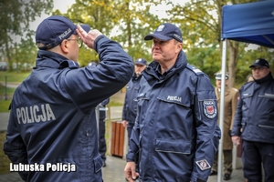 policjant oddaje honor drugiemu policjantowi