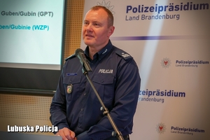 Przemawiający do policjantów nadinspektor Jarosław Pasterski.