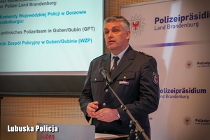 Niemiecki policjant przemawiający na konferencji.