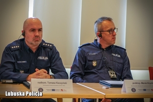 Policjanci siedzący na sali podczas międzynarodowej konferencji.