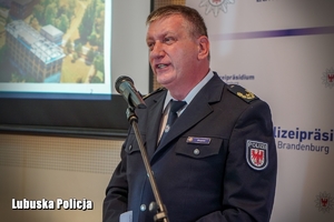 Niemiecki policjant przemawia na konferencji.