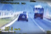 Obraz z wideorejestratora: kierowca przekracza prędkość