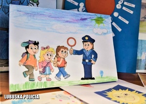 Praca plastyczna na której widać policjanta i dzieci.
