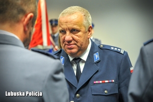 Pierwszy zastępca Komendanta Wojewódzkiego składa gratulacje policjantowi