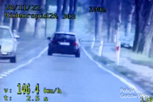 Obraz z wideorejestratora pojazdu przekraczającego prędkość