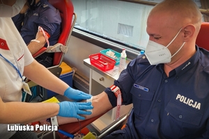 Policjant oddaje krew