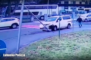 Mężczyzna biegnie do rozbitego auta aby udzielić pomocy poszkodowanej
