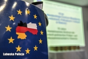 Logo Unii Europejskiej z flaga Polski i Niemiec na tle prezentacji
