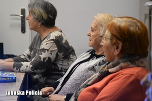 seniorzy słuchają prezentacji