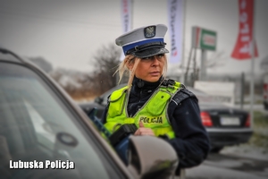 policjantka podczas kontroli drogowej