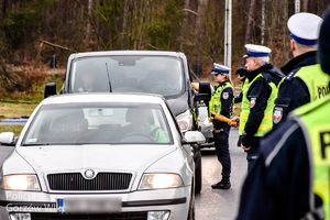 Policjanci kontrolują trzeźwość kierowców na trasie S3