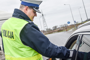 Policjant sprawdza trzeźwość kierowcy