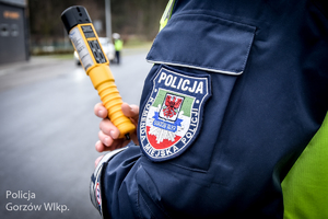 Policjant z urządzeniem do kontrolowania trzeźwości