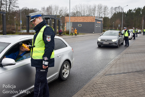 Policjanci kontrolują trzeźwość kierowców na trasie S3