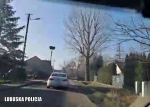 Ucieczka kierującego białym autem osobowym przed policją