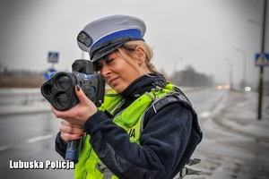 Policjantka drogówki podczas sprawdzania prędkości pojazdów.