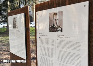 Tablica informacyjna dotycząca rotmistrza Witolda Pileckiego.