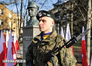 Żołnierz pełniący wartę przed pomnikiem rotmistrza Witolda Pileckiego.