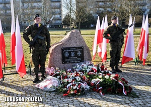 Posterunek honorowy żołnierzy przed pomnikiem Żołnierzy Wyklętych.