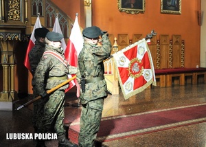 Prezentacja sztandaru wojskowego w kościele.