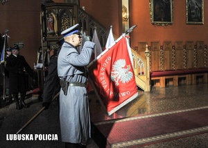 Prezentacja sztandaru policyjnego w kościele.