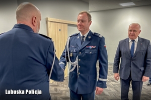 Komendant Wojewódzki Policji w Gorzowie Wielkopolskim wita się z dowódcą uroczystości