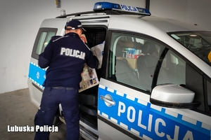 Policjanci pakują zabawki do radiowozu