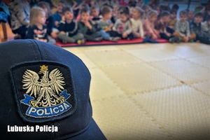 Policyjna czapka na tle grupy dzieci