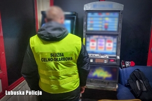Nieumundurowany funkcjonariusz Krajowej Administracji Skarbowej oraz zabezpieczone nielegalne automaty do gier hazardowych.
