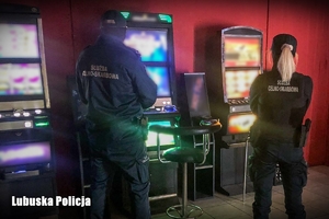 Funkcjonariusze Krajowej Administracji Skarbowej oraz zabezpieczone nielegalne automaty do gier hazardowych.