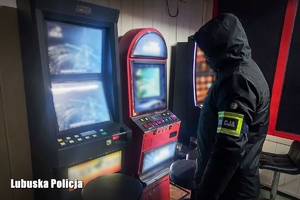 Nieumundurowany policjant oraz zabezpieczone nielegalne automaty do gier hazardowych.