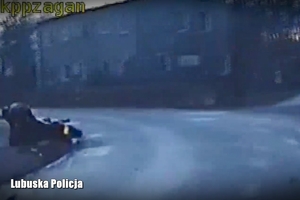 Zrzut z policyjnego videorejestratora - uciekający motocyklista na drodze.
