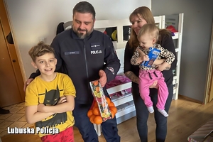 policjant i matka z dziećmi