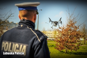 policjant operuje dronem