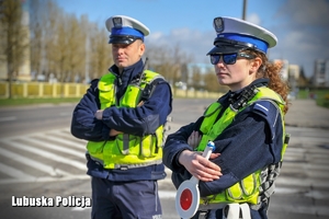 policjanci stoją przy drodze