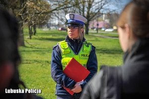 policjantka rozmawia z uczniami klasy mundurowej