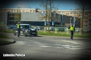 policjanci zatrzymujący pojazd