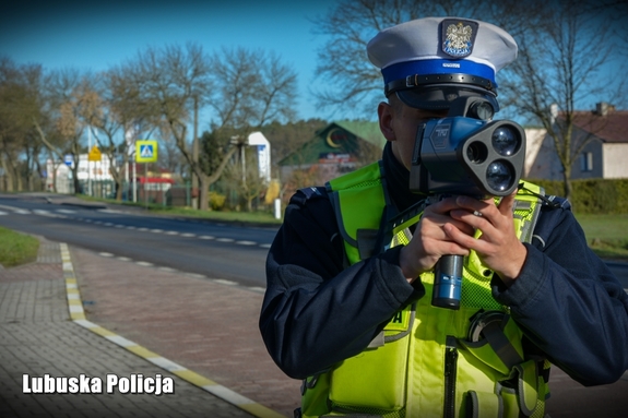 Policjant podczas kontroli prędkości pojazdów.