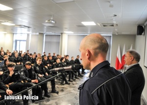 Policjant przemawia do uczestników spotkania.