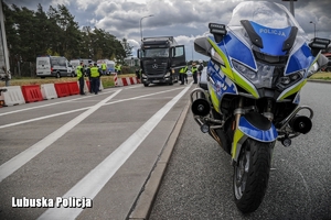 policyjny motocykl na autostradzie