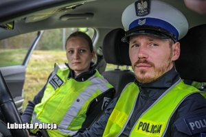 policjant z Polski i policjantka z Niemiec w radiowozie