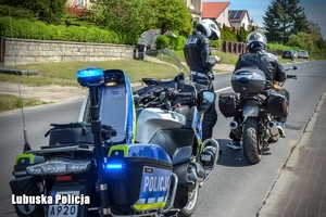 policjant kontroluje motocyklistę